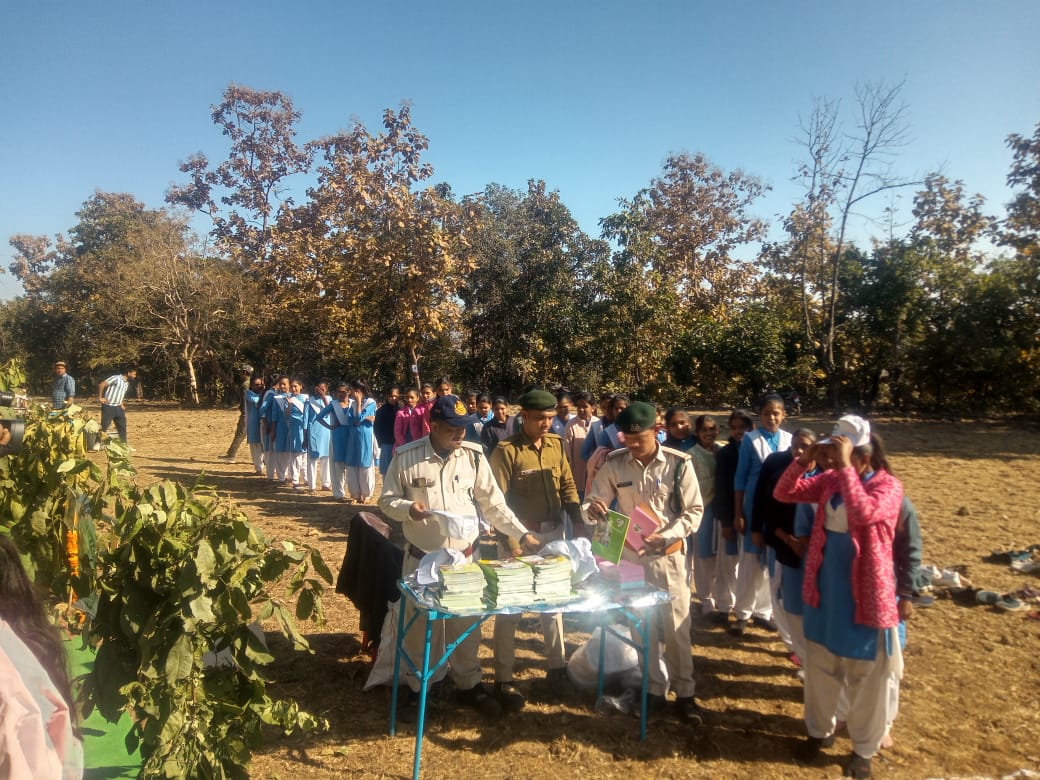 अनुभूति कार्यक्रम: स्कूली बच्चों ने जंगल में सीखी पर्यावरण संरक्षण की बारीकियां, मेडल पाकर खिले चेहरे