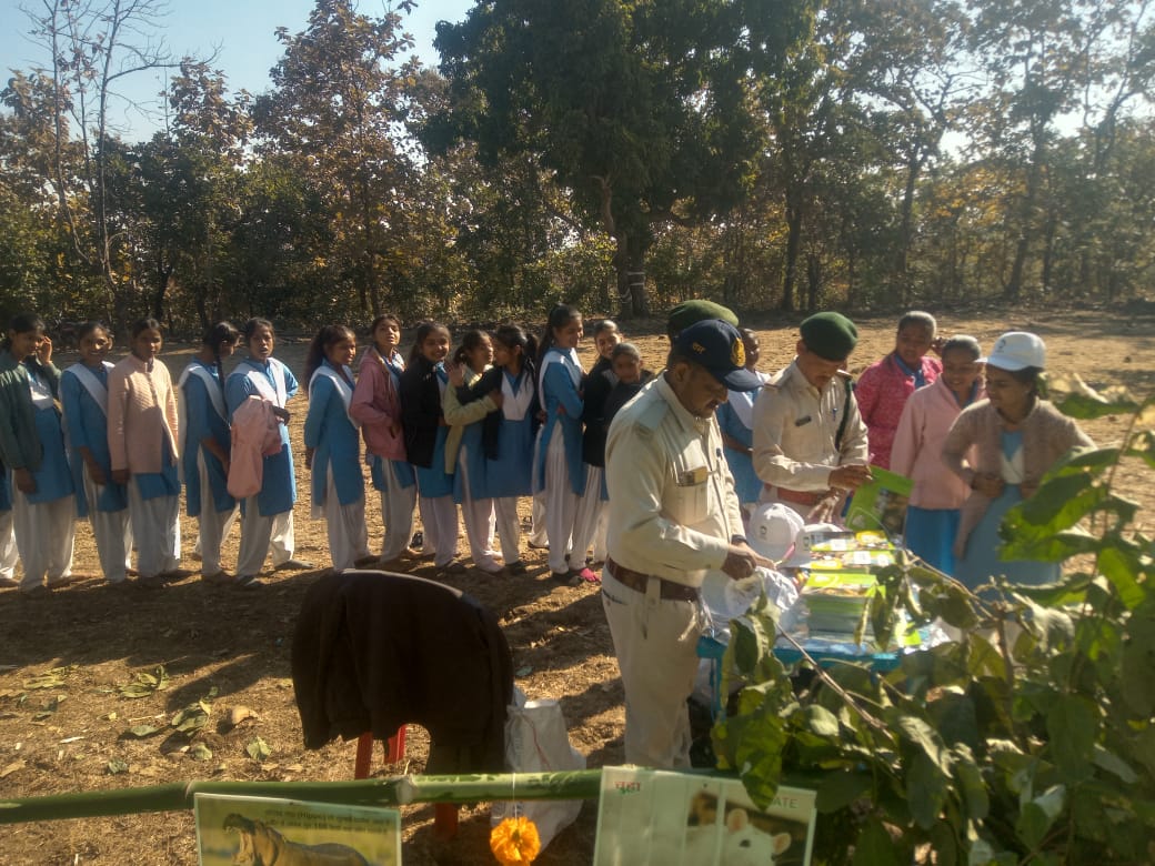 अनुभूति कार्यक्रम: स्कूली बच्चों ने जंगल में सीखी पर्यावरण संरक्षण की बारीकियां, मेडल पाकर खिले चेहरे