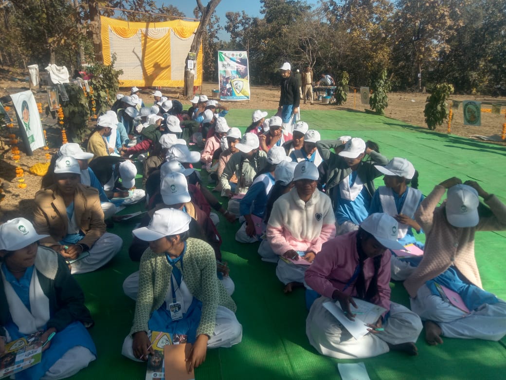 अनुभूति कार्यक्रम: स्कूली बच्चों ने जंगल में सीखी पर्यावरण संरक्षण की बारीकियां, मेडल पाकर खिले चेहरे
