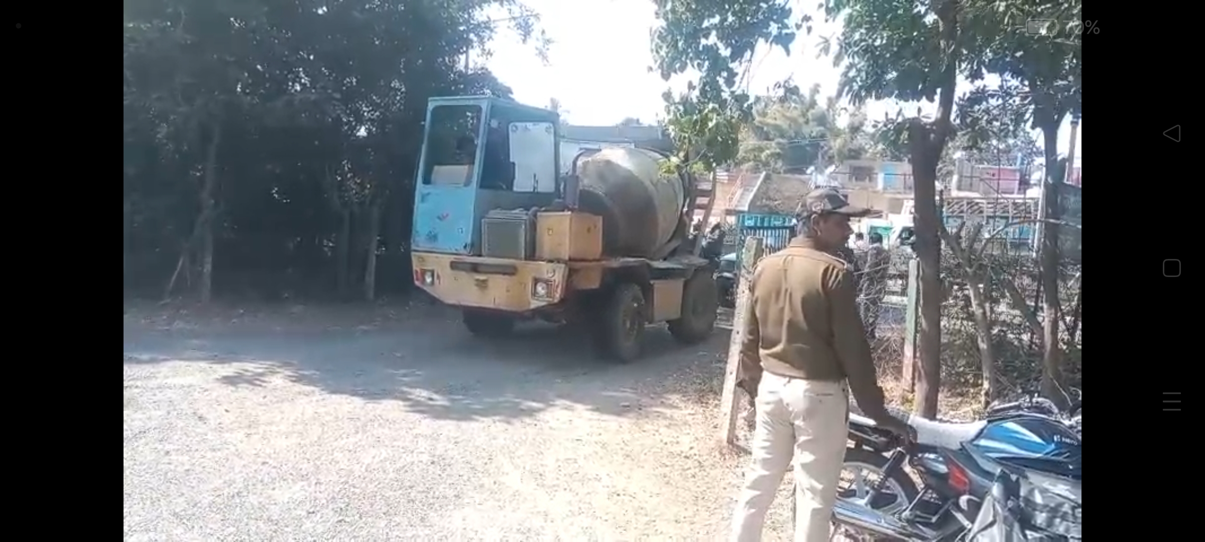 वन विभाग की भूमि पर सड़क निर्माण, वन विभाग ने जब्त की सामग्री 