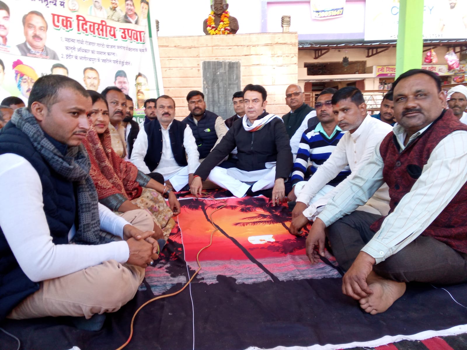 इंदौर के भागीरथपुरा में दूषित पानी पीने से हुई मौतों के मामले को लेकर निवाड़ी में कांग्रेसियों ने किया उपवास 