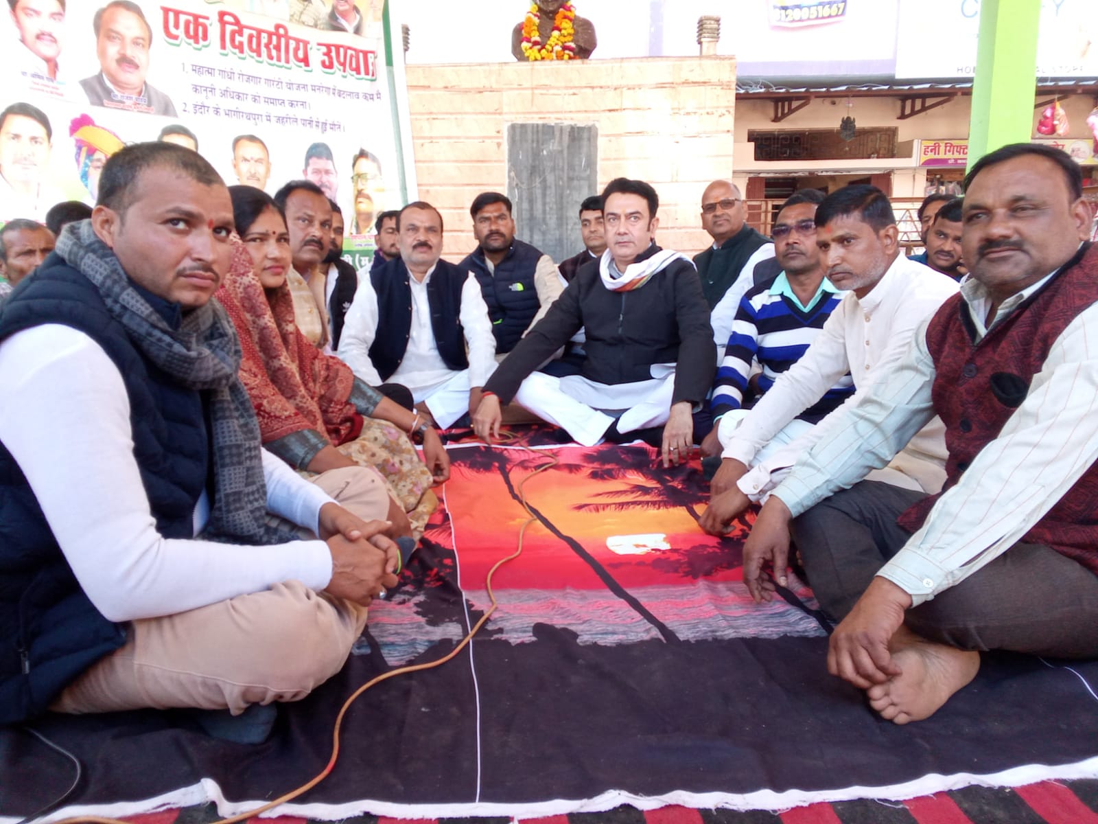 इंदौर के भागीरथपुरा में दूषित पानी पीने से हुई मौतों के मामले को लेकर निवाड़ी में कांग्रेसियों ने किया उपवास 