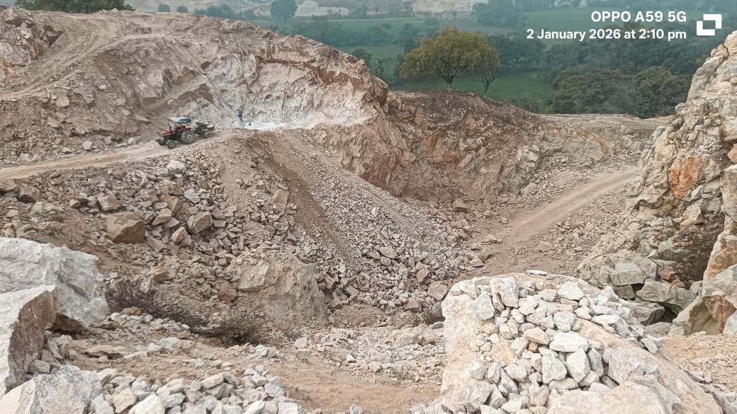 16 बी सदी का चंदेलकालीन तालाब खतरे में, मंदिरों के साथ पर्यावरण को पहुंचाई जा रही क्षति।  