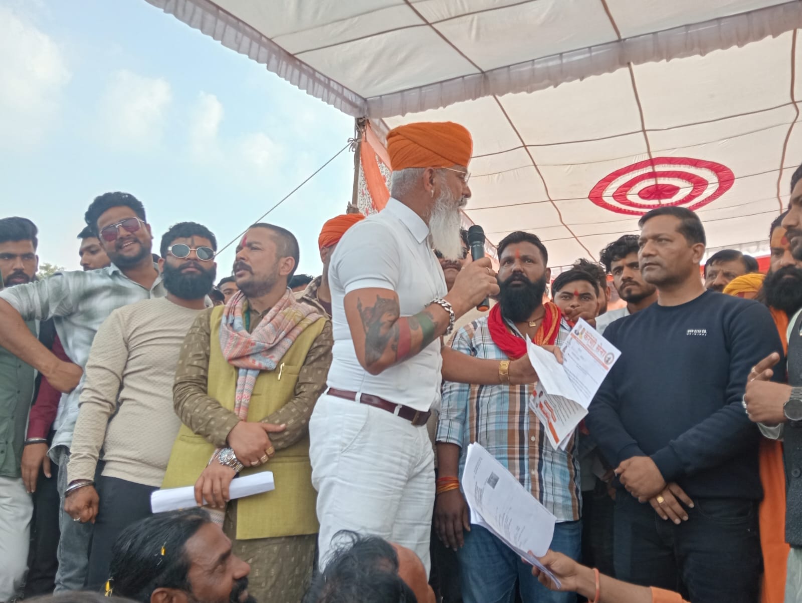 खिमलासा में करणी सेना का विशाल धरना प्रदर्शन: सैकड़ों लोग हुए शामिल