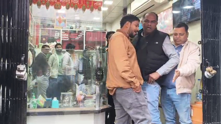 रीवा के बाद चाकघाट में जीएसटी छापेमारी: शंकर ज्वेलर्स पर कर अपवंचन का खुलासा