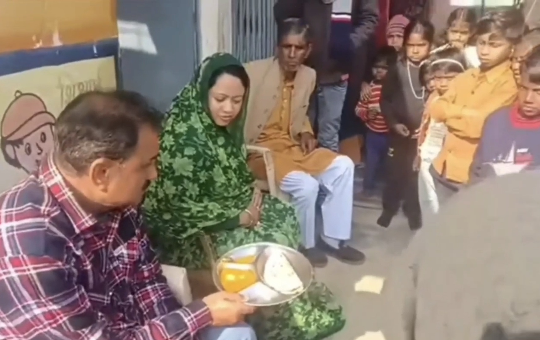 निवाड़ी जिले के बिन्दपुरा मैं मध्यान भोजन में बड़ा घोटाला हुआ उजागर 160 बच्चों के लिए 2 किलो आलू से बनी सब्जी और आधा किलो दाल परोसे जाने का वीडियो हुआ वायरल  पृथ्वीपुर नगर परिषद के अध्यक्ष और सीएमओ के निरीक्षण के दौरान हुआ खुलासा,,,, posted by Hemant Verma from Prithvipur