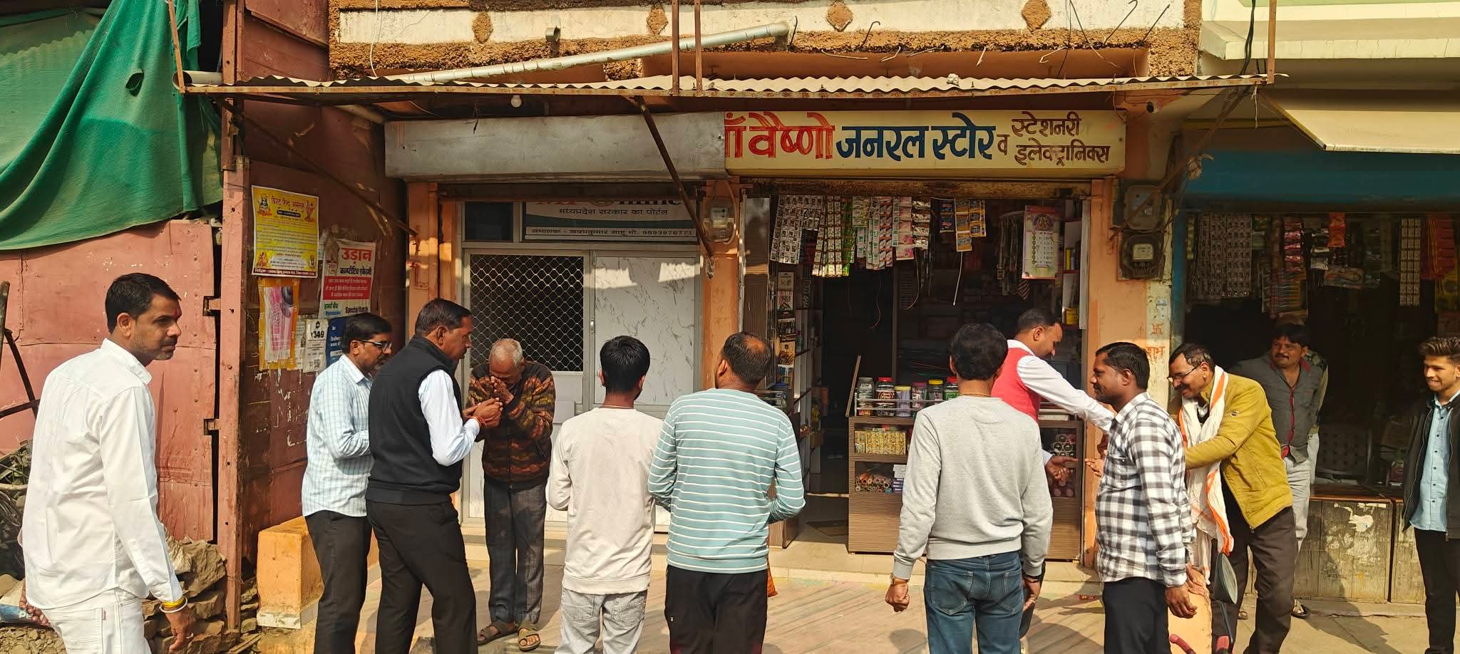 विराट हिन्दू सम्मेलन में आमंत्रित करने बांटे पीले चावल 