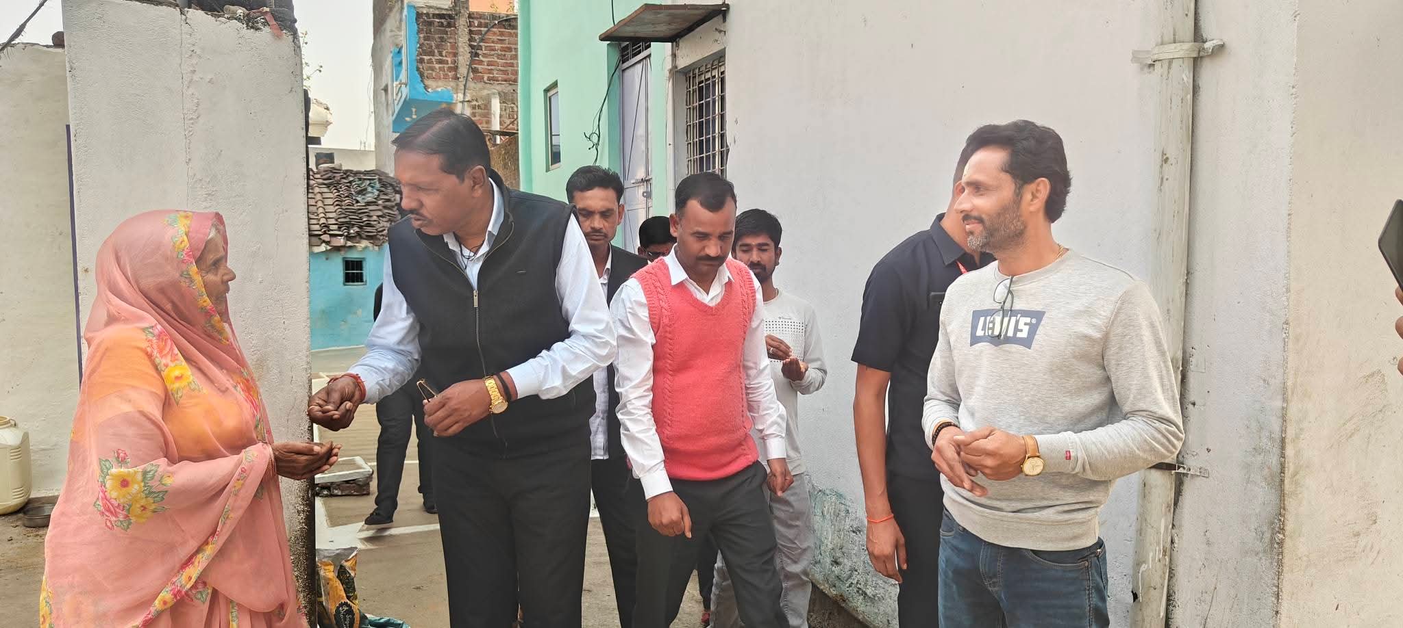 विराट हिन्दू सम्मेलन में आमंत्रित करने बांटे पीले चावल 