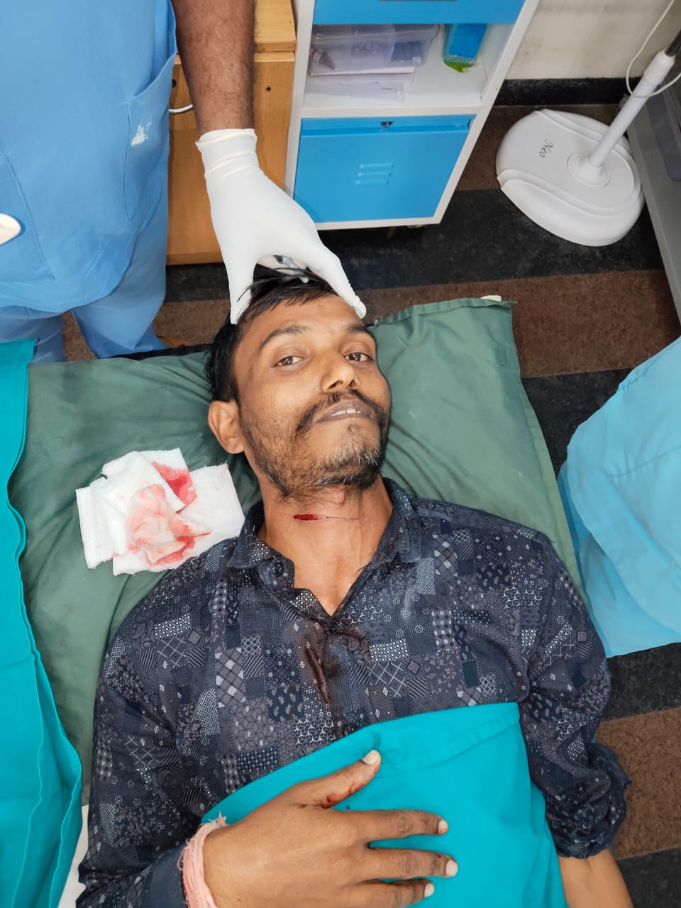 बाइक सवार का मांजे से कटा गला