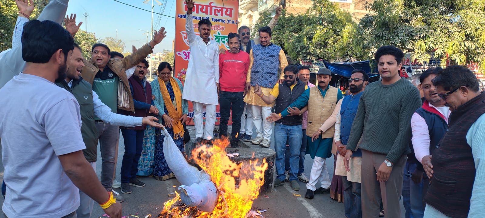 टीकमगढ़ में भाजपा कार्यकर्ताओं ने कांग्रेस विधायक का पुतला जलाया
