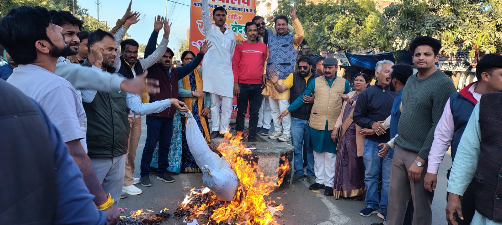 टीकमगढ़ में भाजपा कार्यकर्ताओं ने कांग्रेस विधायक का पुतला जलाया