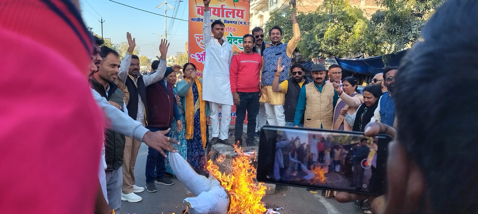 टीकमगढ़ में भाजपा कार्यकर्ताओं ने कांग्रेस विधायक का पुतला जलाया