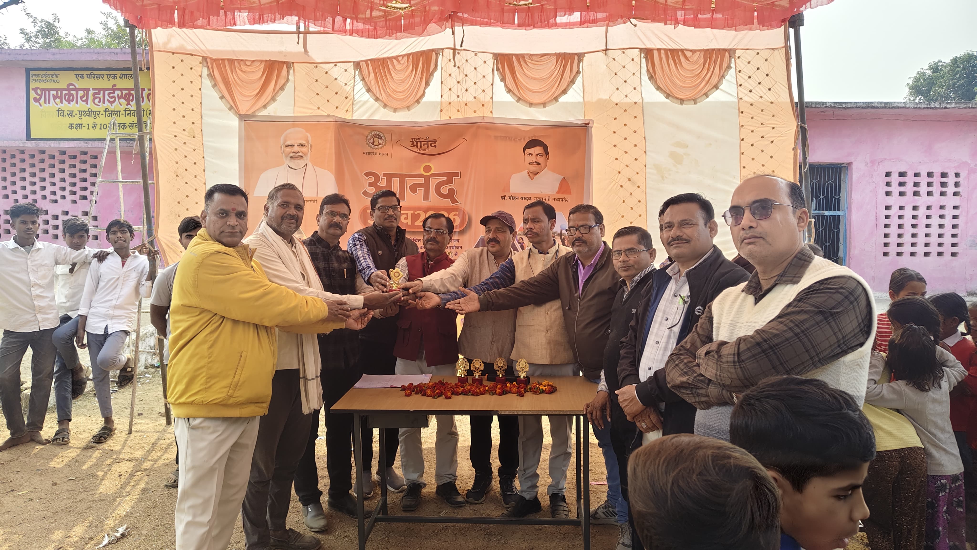 आनंद उत्सव अंतर्गत आनंदम टीम द्वारा ग्राम पंचायत लड़बारी खास में आनंद उत्सव मनाया गया जिसमें विभिन्न खेलों और सांस्कृतिक गतिविधियां के साथ स्थानीय खेलों का आयोजन कराया गया।* 