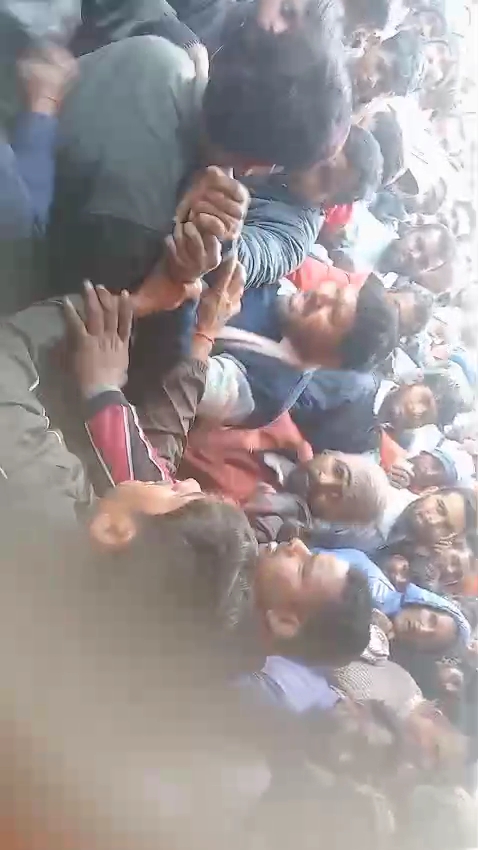 त्यौंथर में खाद संकट: किसानों की लंबी कतारें और प्रशासनिक अव्यवस्था