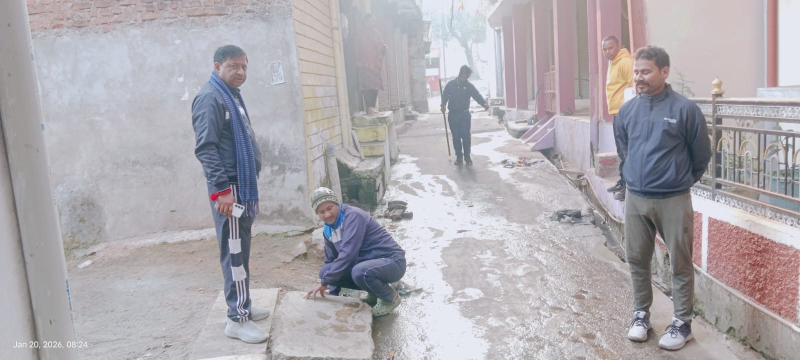 निवाड़ी नगर परिषद के सीएमओ अरविंद तिवारी का सफाई अभियान: पाइपलाइन लीकेज का तुरंत समाधान posted by Hemant Verma from Prithvipur