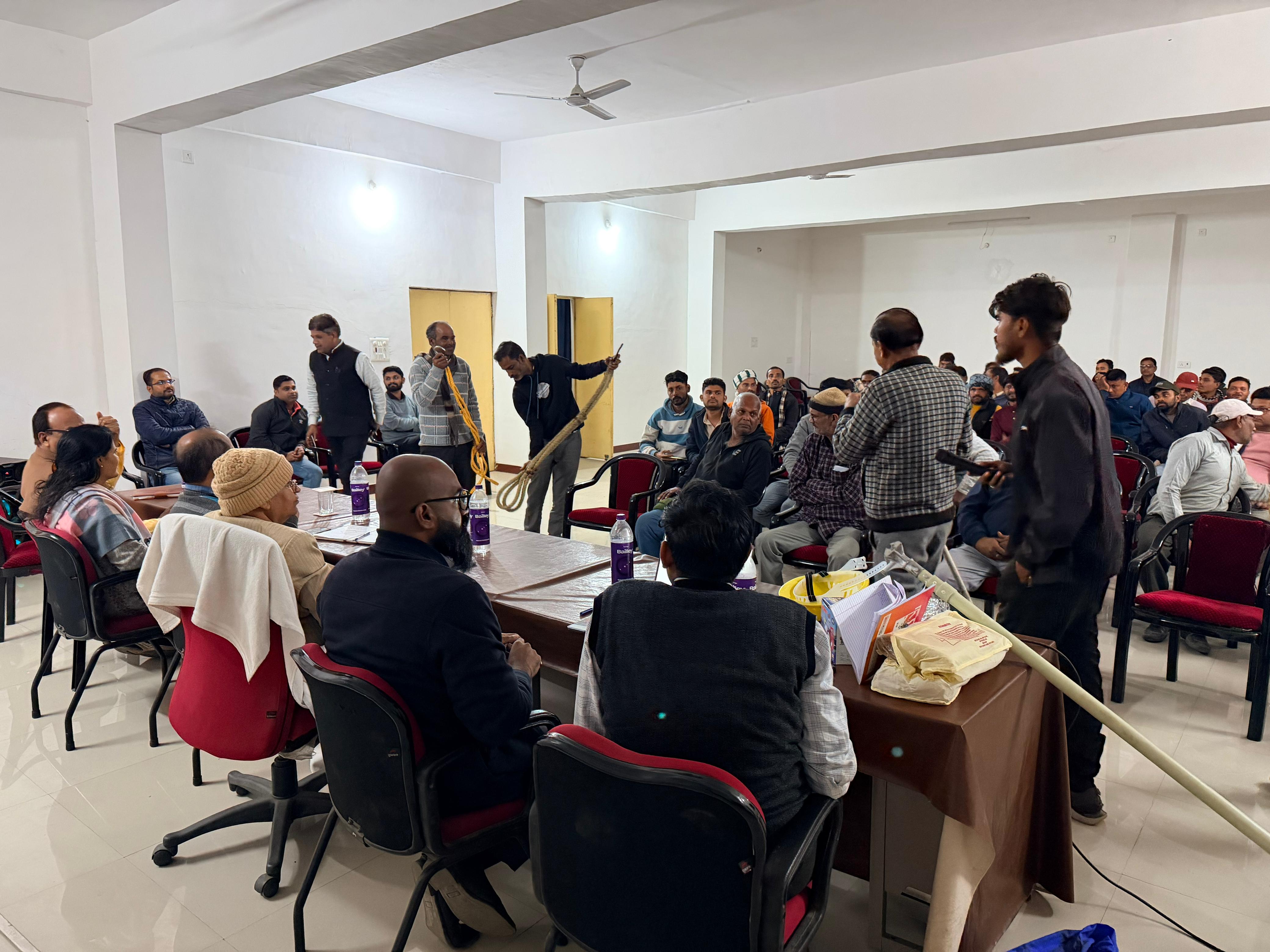 विद्युत सुरक्षा कार्यशाला का हुआ आयोजन, अधिकारियो ने कहा विद्युत कार्य बगैर सुरक्षा उपकरणों न करे। 