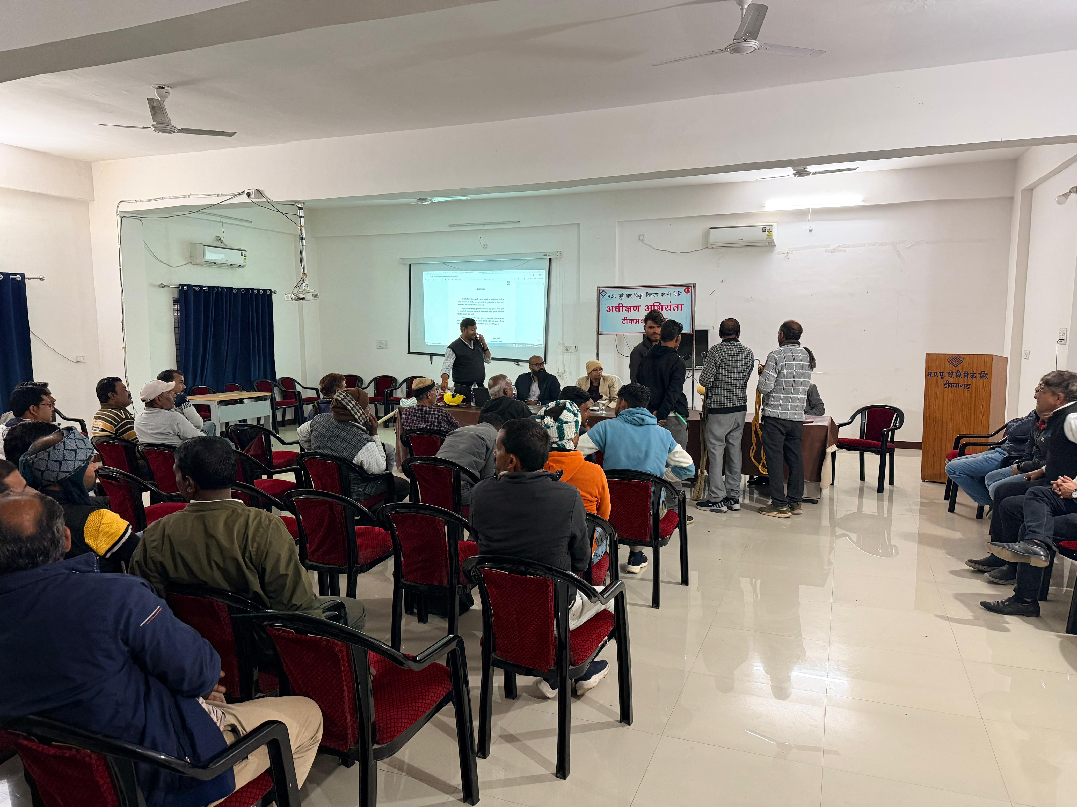 विद्युत सुरक्षा कार्यशाला का हुआ आयोजन, अधिकारियो ने कहा विद्युत कार्य बगैर सुरक्षा उपकरणों न करे। 