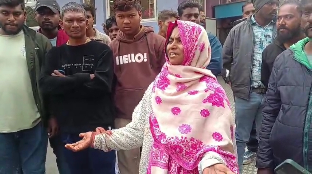जबलपुर: मानेगांव में बदमाशों ने युवक को घर के बाहर बुलाकर की हत्या, लहूलुहान बेटे को अस्पताल लेकर पहुंची उसकी मां