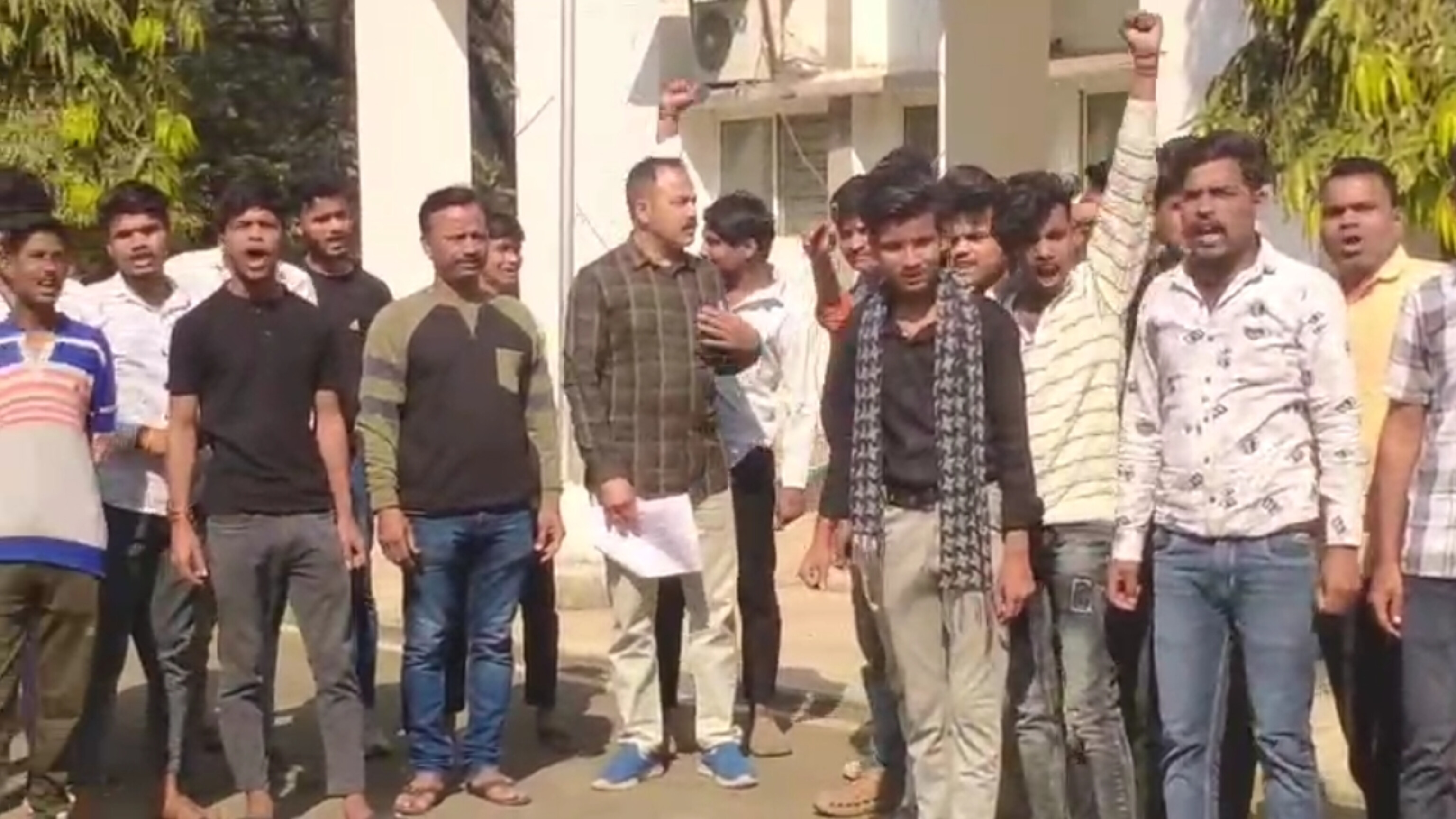 रंगमहल में मस्जिद बनाने, बाहरी लोगों के आने,धार्मिक गतिविधियों को लेकर नागरिकों ने एसपी को सौंपा ज्ञापन posted by Brajendra Rekwar from Jaisinghnagar