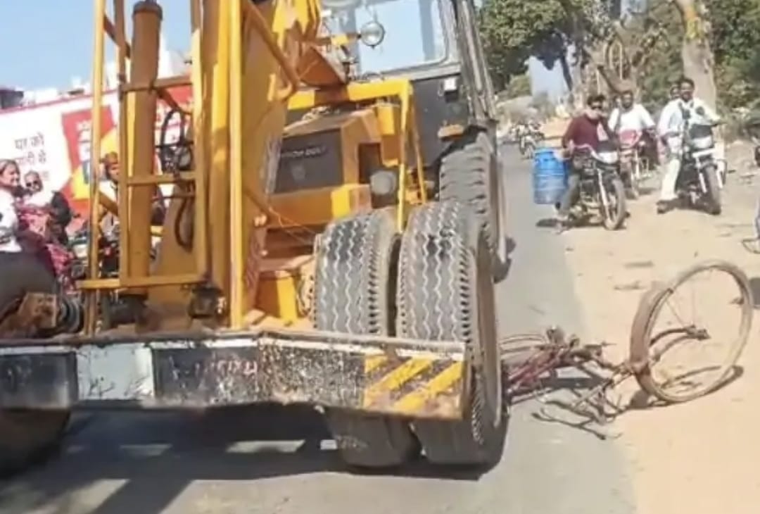 तेज रफ्तार क्रेन ने स्कूल जा रही छात्रा को रौंदा, पैर बुरी तरह कुचला