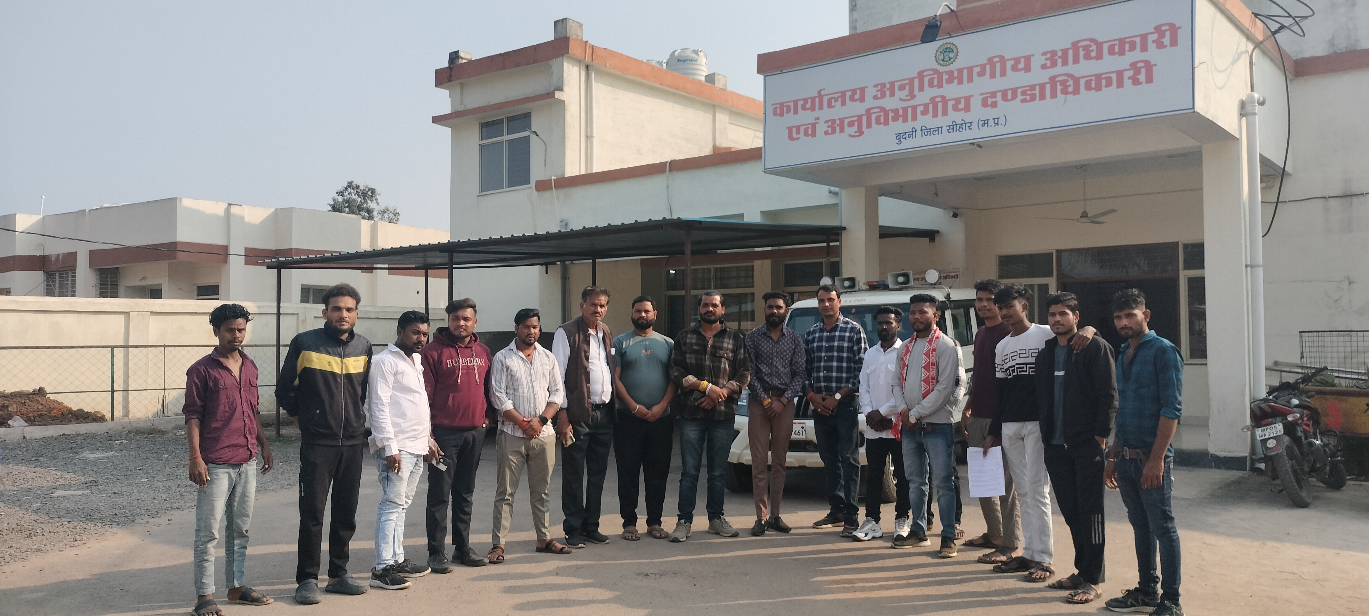 नर्मदा तट पर अवैध रेत उत्खनन का आरोप, ग्रामीणों ने एसडीएम को सौंपा ज्ञापन