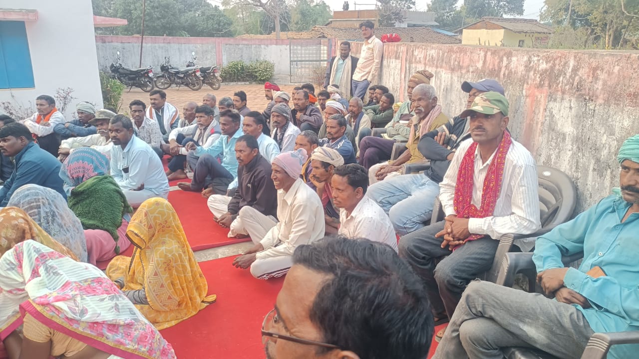 विस्थापन एवं क्षेत्रीय मुद्दों को लेकर उमरिया में ग्रामीणों ने की महापंचायत*