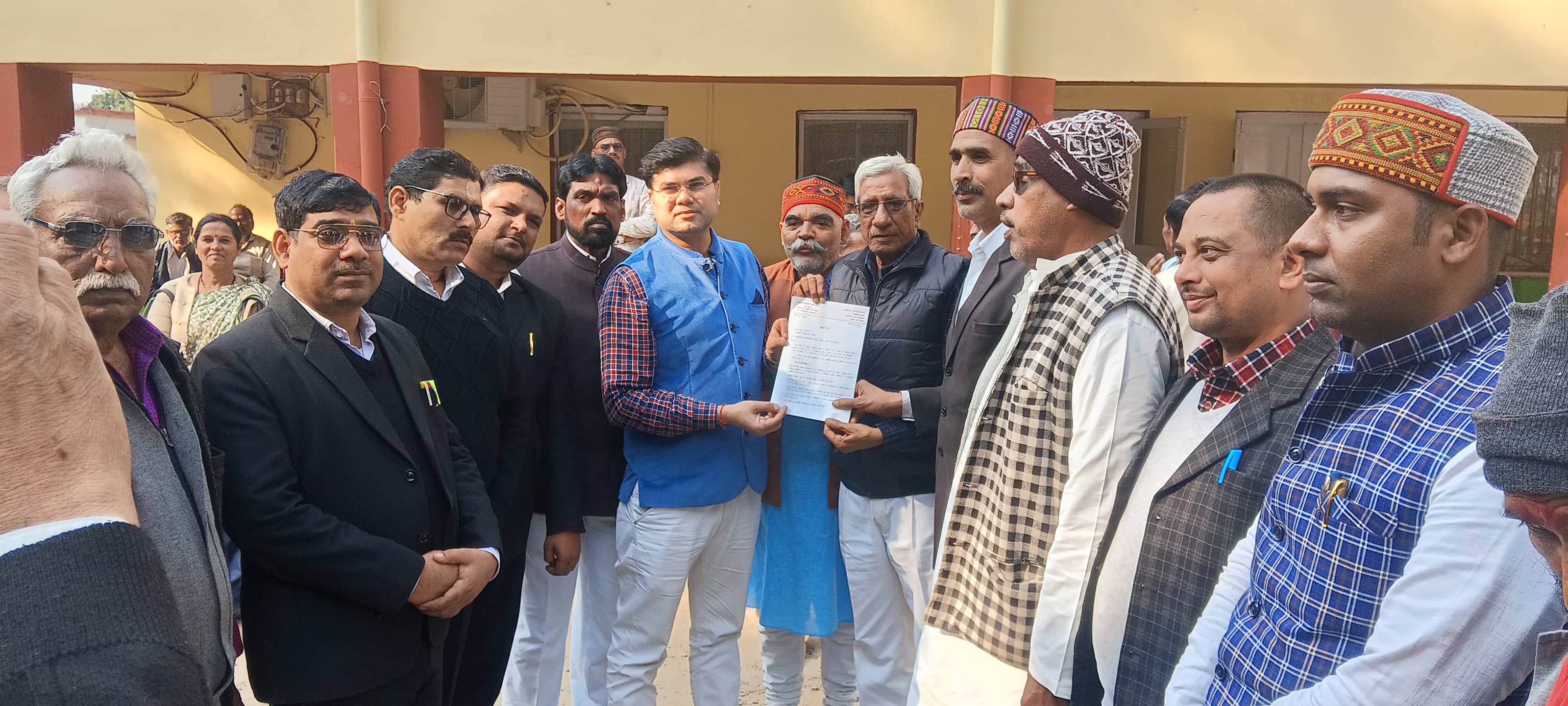 मुख्यमंत्री के नाम अनुविभागीय अधिकारी को सौंपा 16 सूत्रीय ज्ञापन