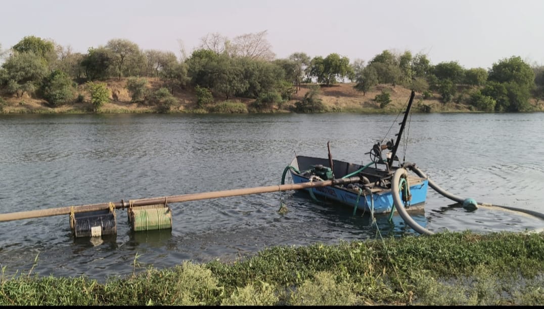 रेत माफियाओं के सामने बेबस प्रशासन: अमिलकोनी टोक और बरुआ घाट में अवैध उत्खनन का बोलबाला