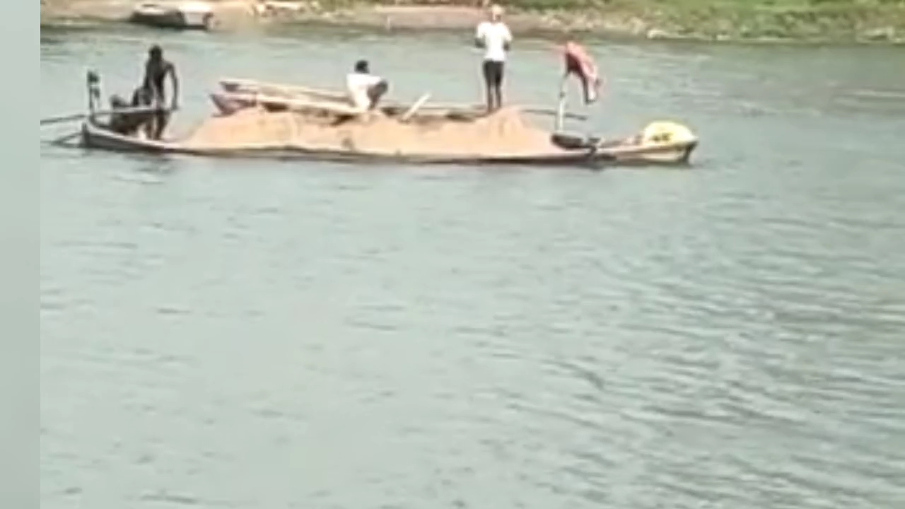रेत माफियाओं के सामने बेबस प्रशासन: अमिलकोनी टोक और बरुआ घाट में अवैध उत्खनन का बोलबाला