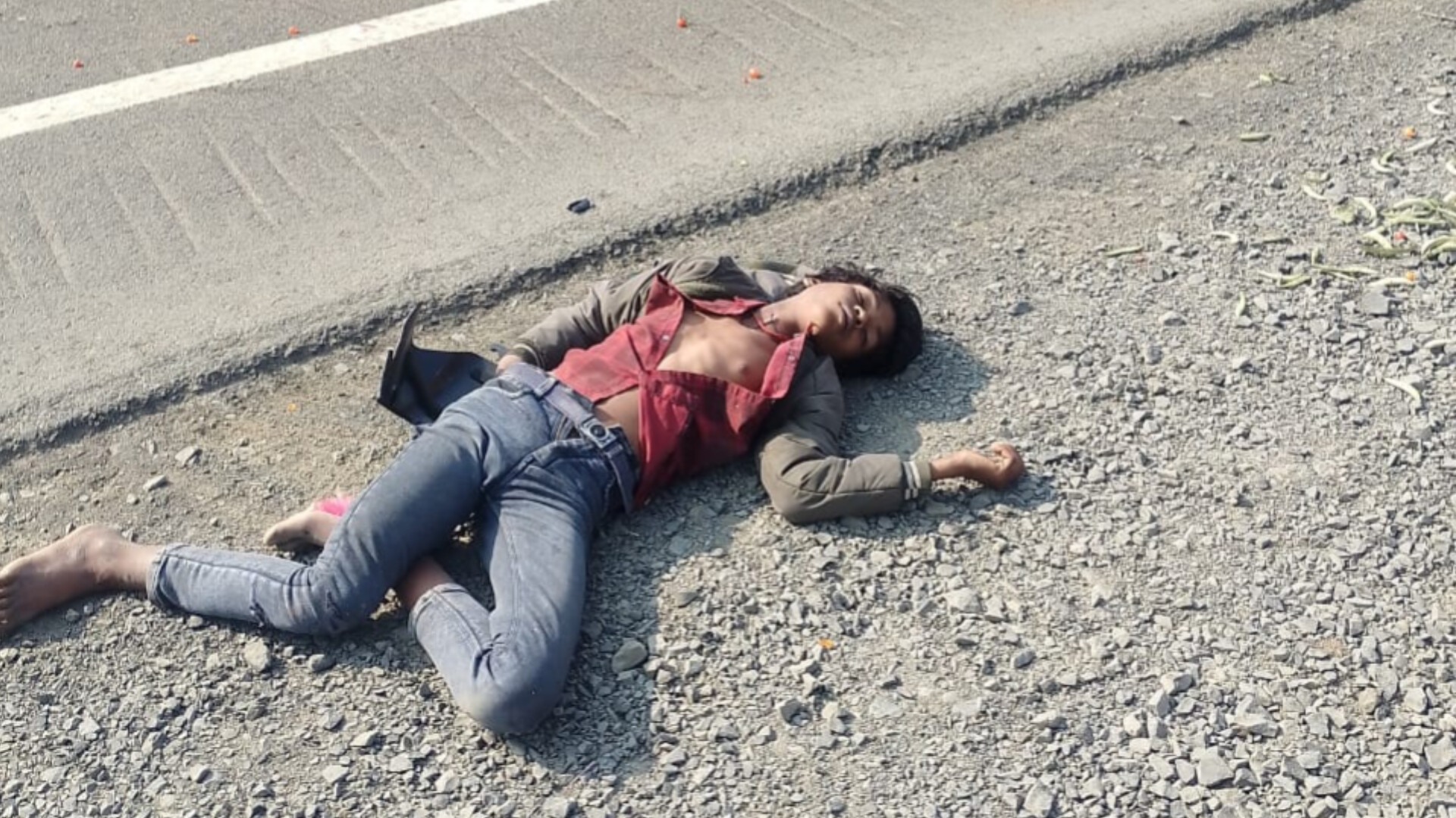 नेशनल हाईवे- 44 पर भीषण सड़क हादसा 2 की मौत  posted by Brajendra Rekwar from Jaisinghnagar