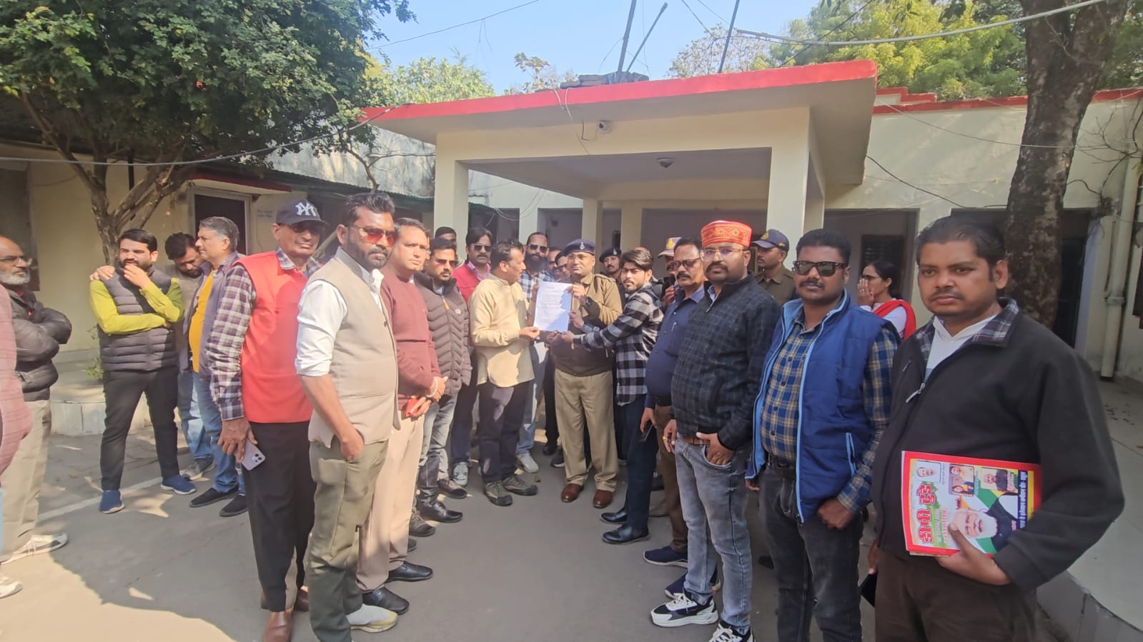 थाना कोतवाली में पदस्थ एस.आई. राजवीर सिंह के विरुद्ध पत्रकारों का ज्ञापन