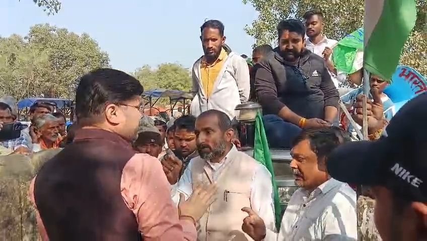 धान खरीदी में देरी: आक्रोशित किसानों का तहसील कार्यालय पर घेराव