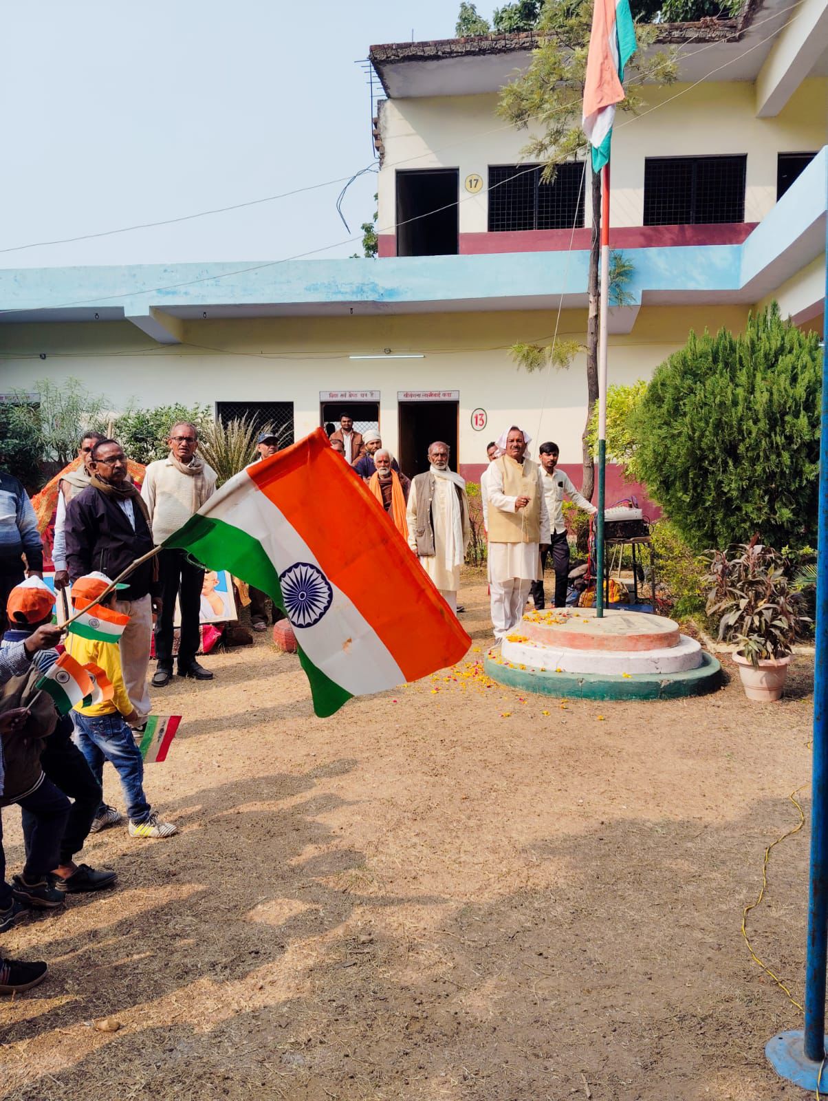 त्यौंथर गोंदकला विद्यालय: हर्षोल्लास के साथ मनाया गया 77वाँ गणतंत्र दिवस
