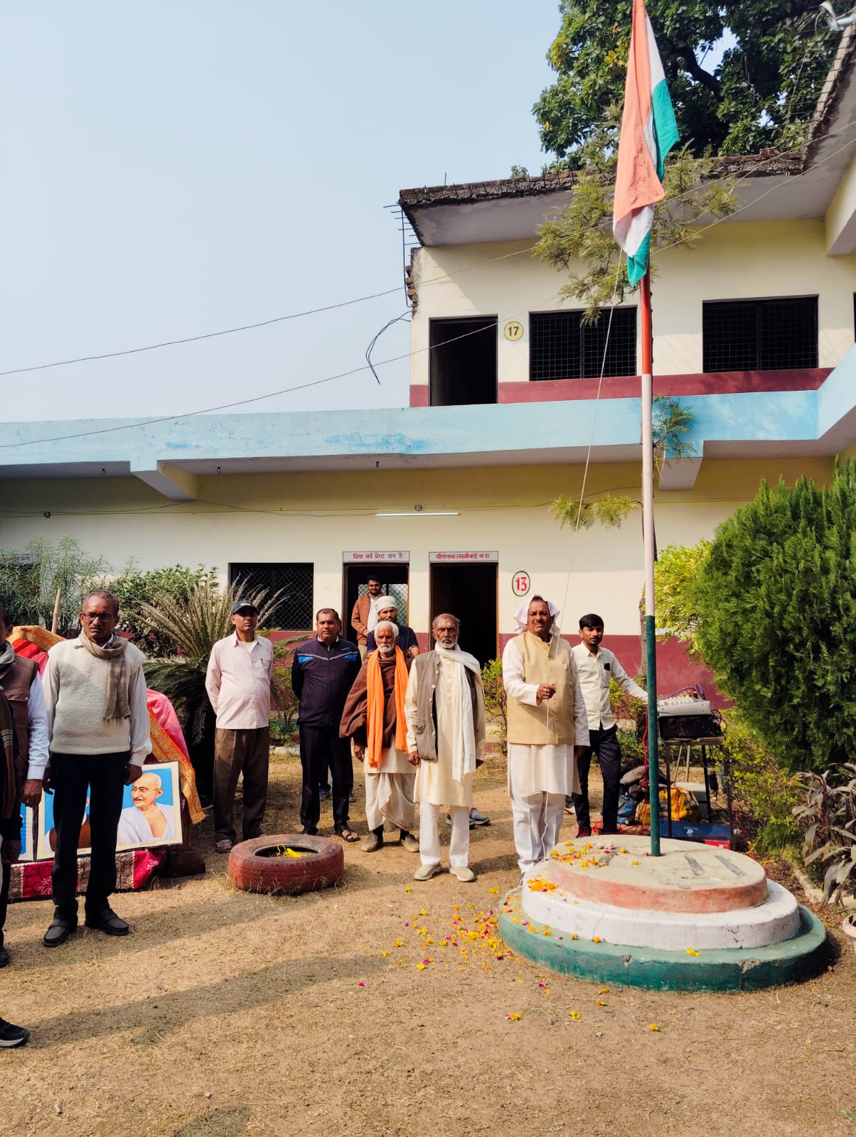 त्यौंथर गोंदकला विद्यालय: हर्षोल्लास के साथ मनाया गया 77वाँ गणतंत्र दिवस
