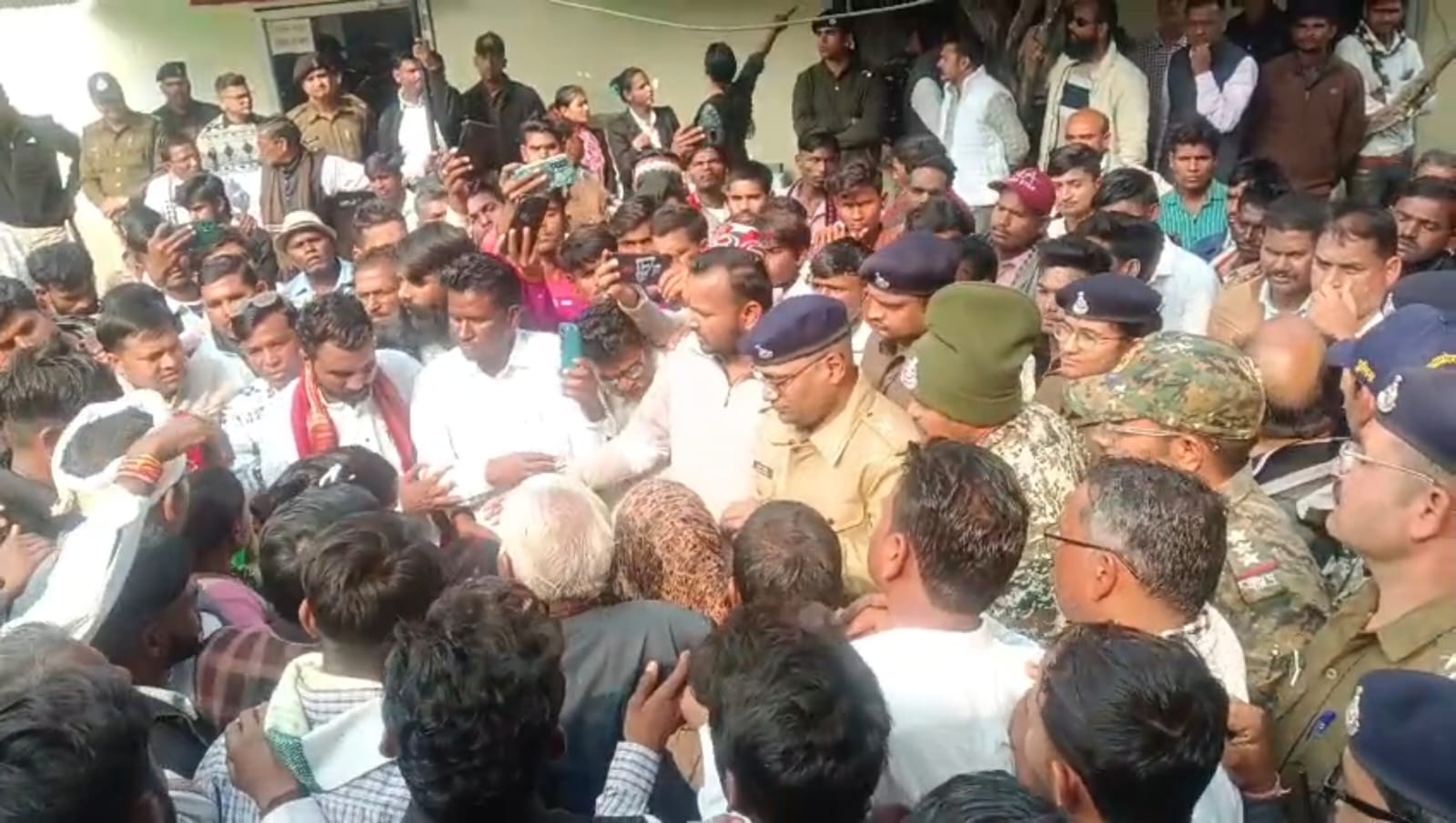 मोहनगढ़ थाना क्षेत्र में नाबालिग की मौत, निष्पक्ष जांच की मांग को लेकर परिजनों का प्रदर्शन