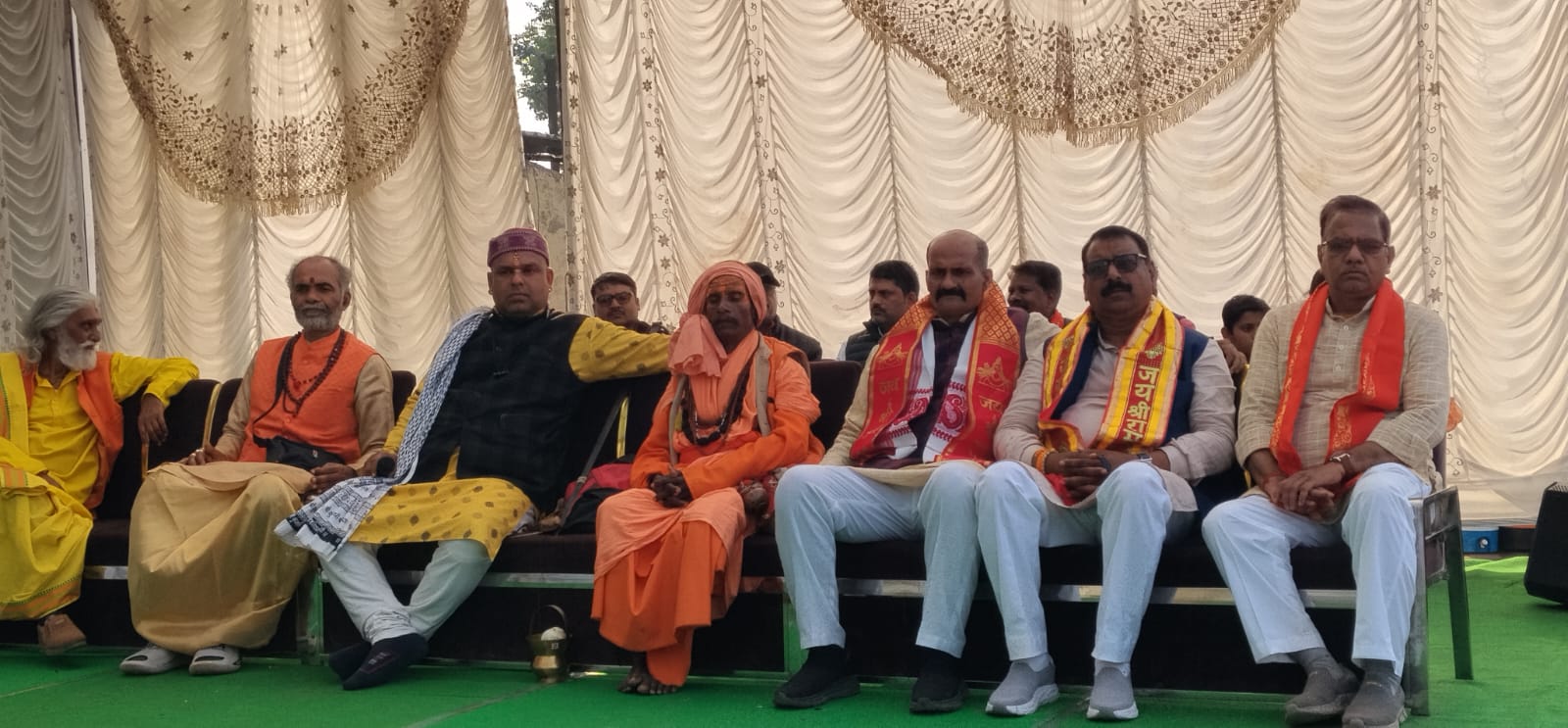 नौरोजाबाद में भव्य हिन्दू सम्मेलन यात्रा का आयोजन पुष्पवर्षा के साथ हुआ जिसमें वरिष्ठ नागरिकों ने भारतीय संस्कृति के संरक्षण का आह्वान किया