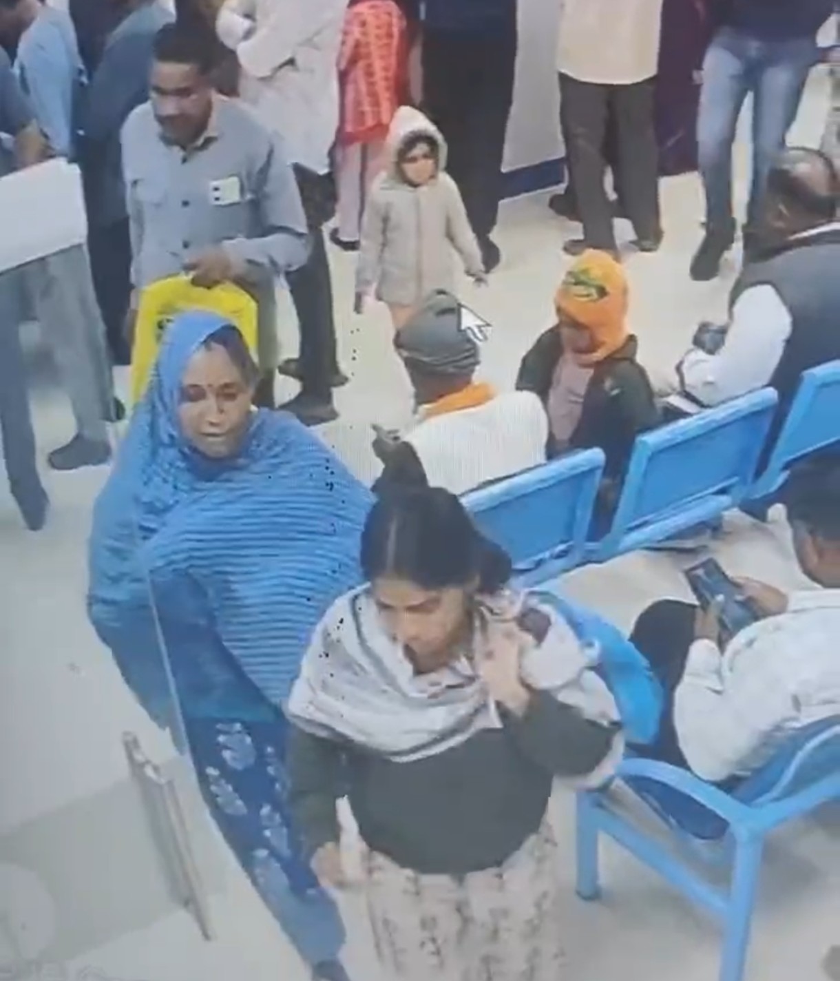 पटेरा एसबीआई बैंक से 43 हजार रुपये की चोरी: किसान के थैले को काटकर रकम उड़ाई
