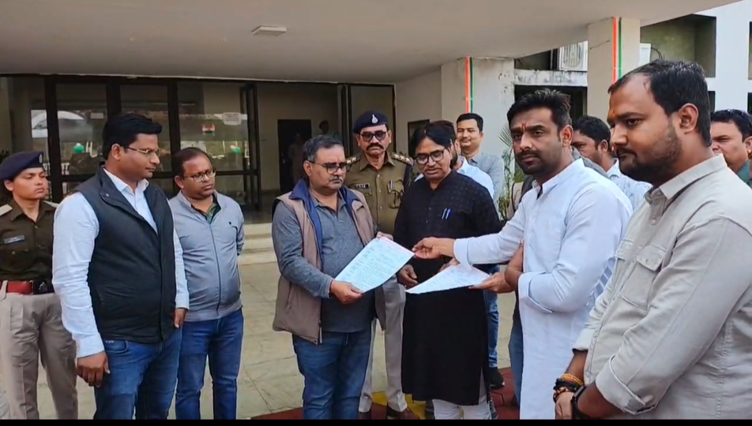 सिंगरौली: मेगा कांटेक्ट नीति के विरोध में संजय गाँधी ताप परियोजना के ठेकेदारों का प्रदर्शन