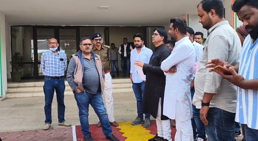 सिंगरौली: मेगा कांटेक्ट नीति के विरोध में संजय गाँधी ताप परियोजना के ठेकेदारों का प्रदर्शन