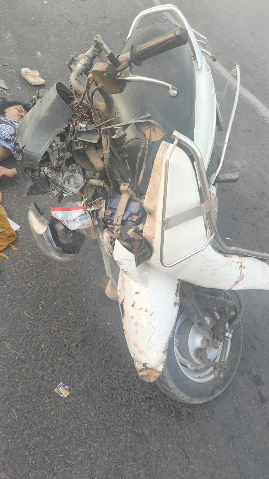 सलकनपुर में हादसा: देवीधाम से लौट रही छात्राओं की स्कूटी डिवाइडर से टकराई