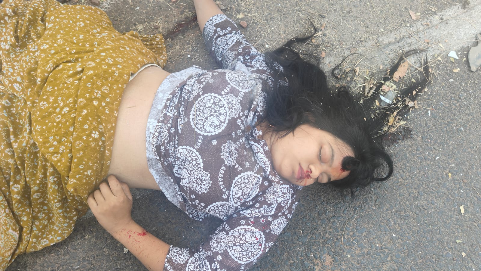 सलकनपुर में हादसा: देवीधाम से लौट रही छात्राओं की स्कूटी डिवाइडर से टकराई