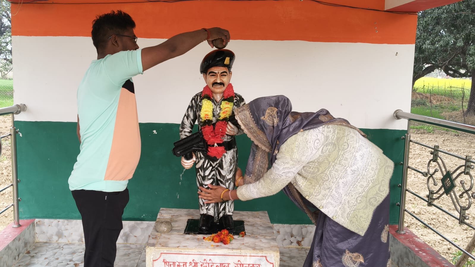 प्रतिमा नहीं, पिता हैं: शहीद नारायण सोनकर को बेटे-बहू ने पहनाए गर्म कपड़े