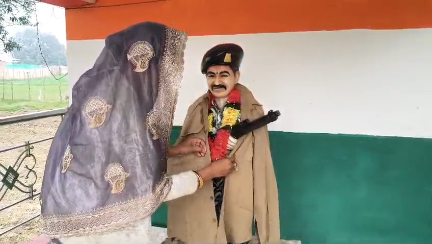 प्रतिमा नहीं, पिता हैं: शहीद नारायण सोनकर को बेटे-बहू ने पहनाए गर्म कपड़े