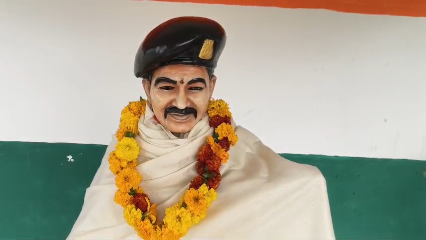 प्रतिमा नहीं, पिता हैं: शहीद नारायण सोनकर को बेटे-बहू ने पहनाए गर्म कपड़े