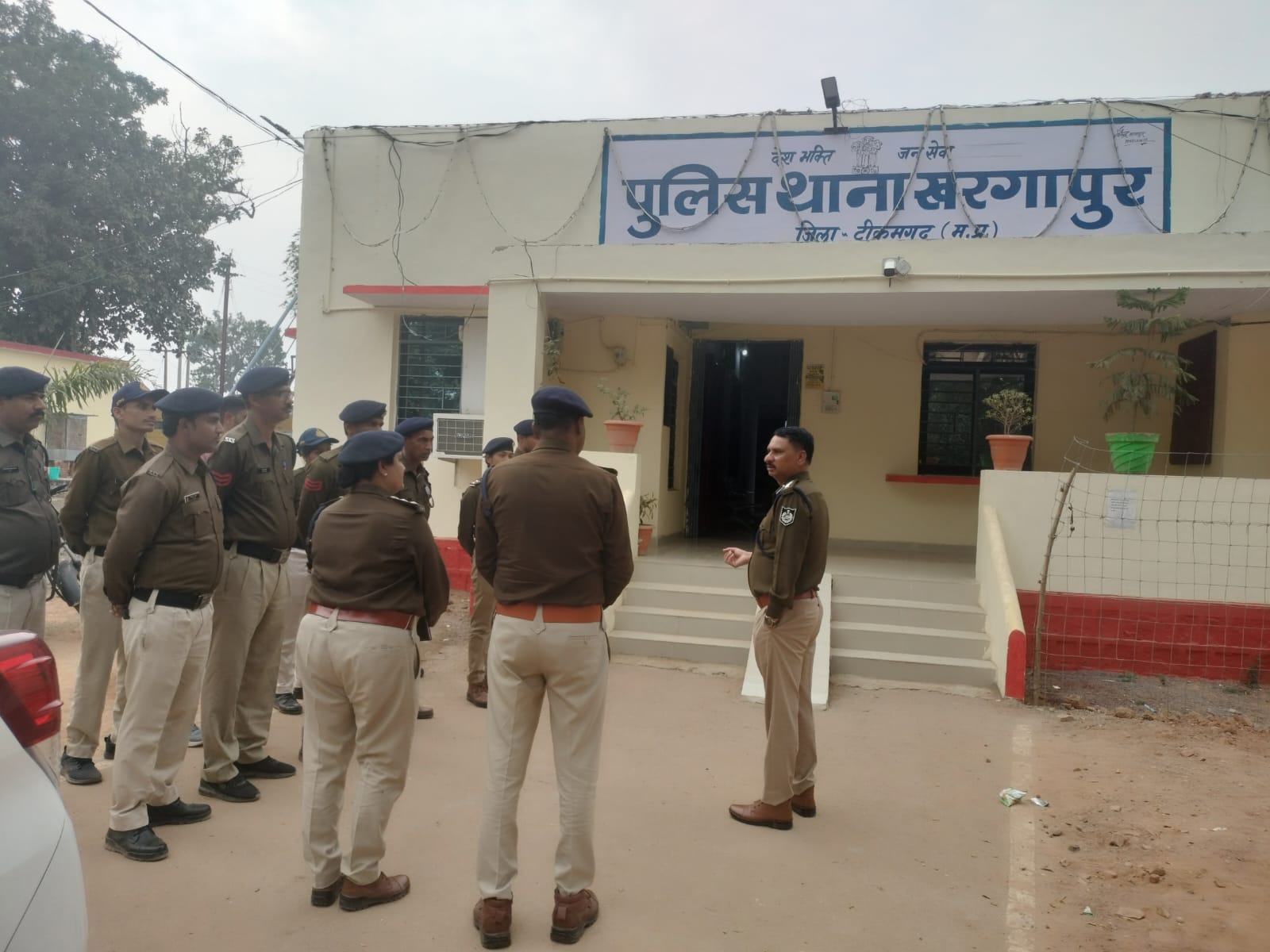 कलेक्टर एवं एसपी द्वारा थाना खरगापुर का किया गया संयुक्त भ्रमण