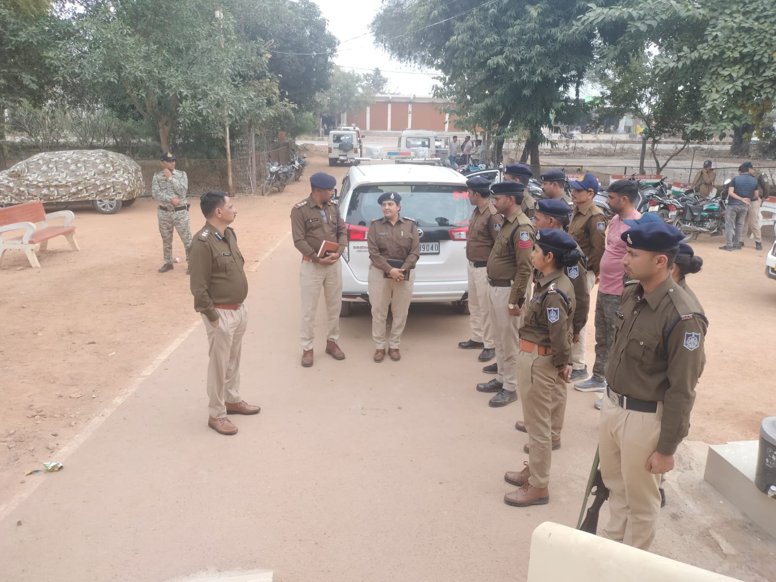 कलेक्टर एवं एसपी द्वारा थाना खरगापुर का किया गया संयुक्त भ्रमण