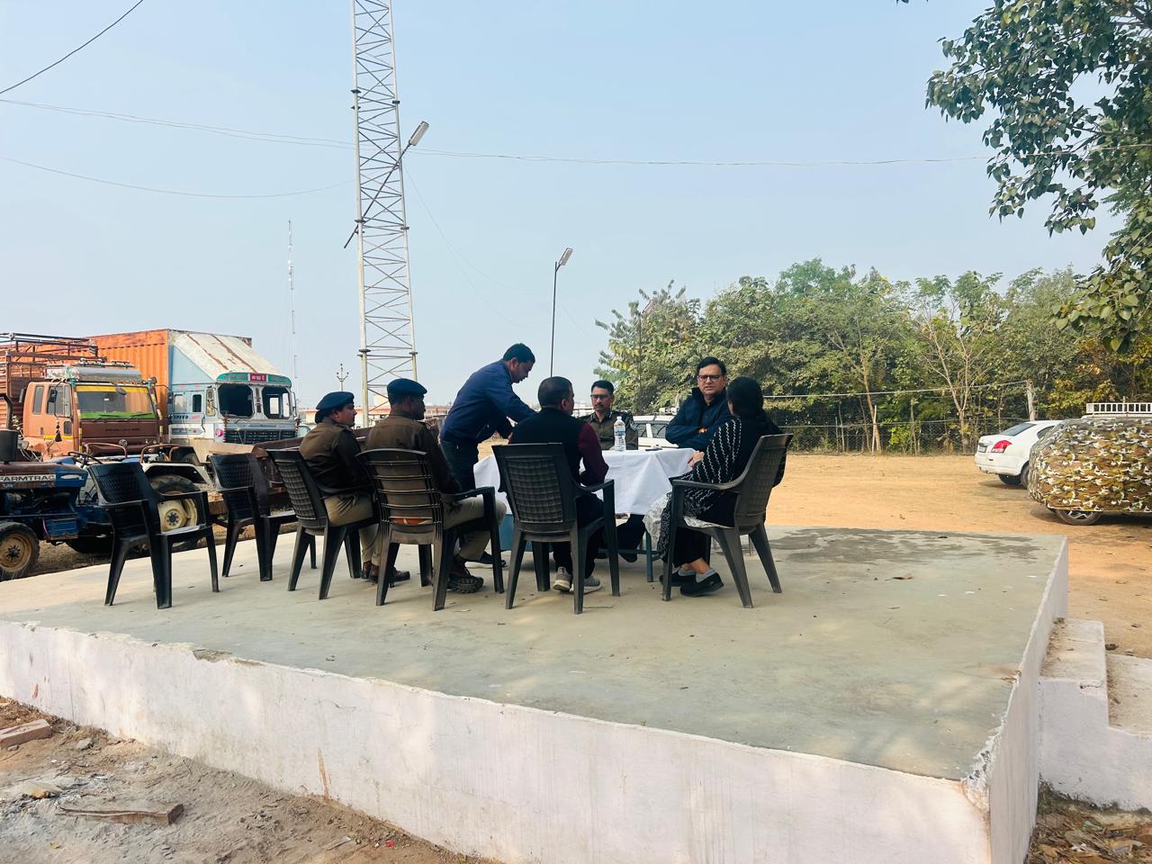 कलेक्टर एवं एसपी द्वारा थाना खरगापुर का किया गया संयुक्त भ्रमण