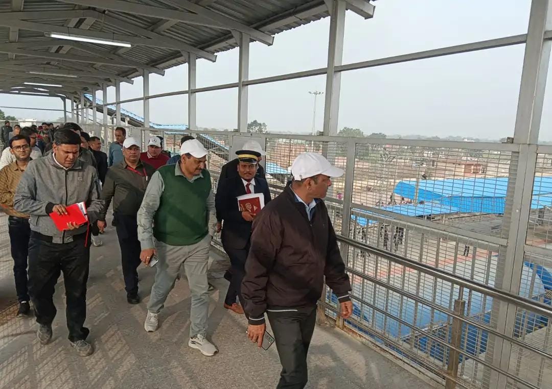उत्तर मध्य रेलवे के महाप्रबंधक ने किया टीकमगढ़ रेलवे स्टेशन का निरीक्षण posted by Rajesh Kumar Yadav from Tikamgarh