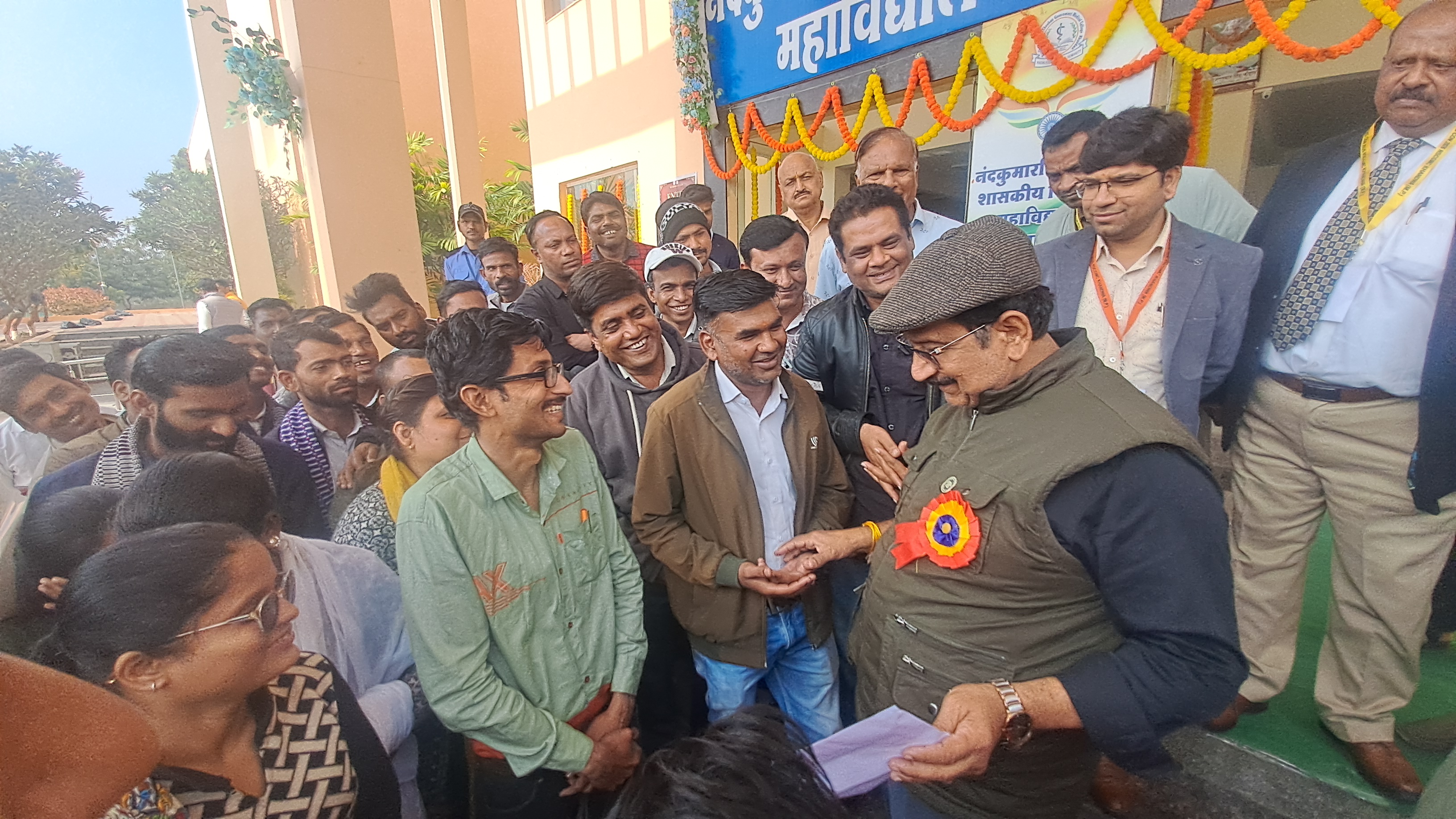 मध्य प्रदेश सरकार के मंत्री कुंवर विजय शाह ने किया मेडिकल कॉलेज का दौरा, आउटसोर्स कर्मचारियों की वेतन समस्या पर दिया आश्वासन