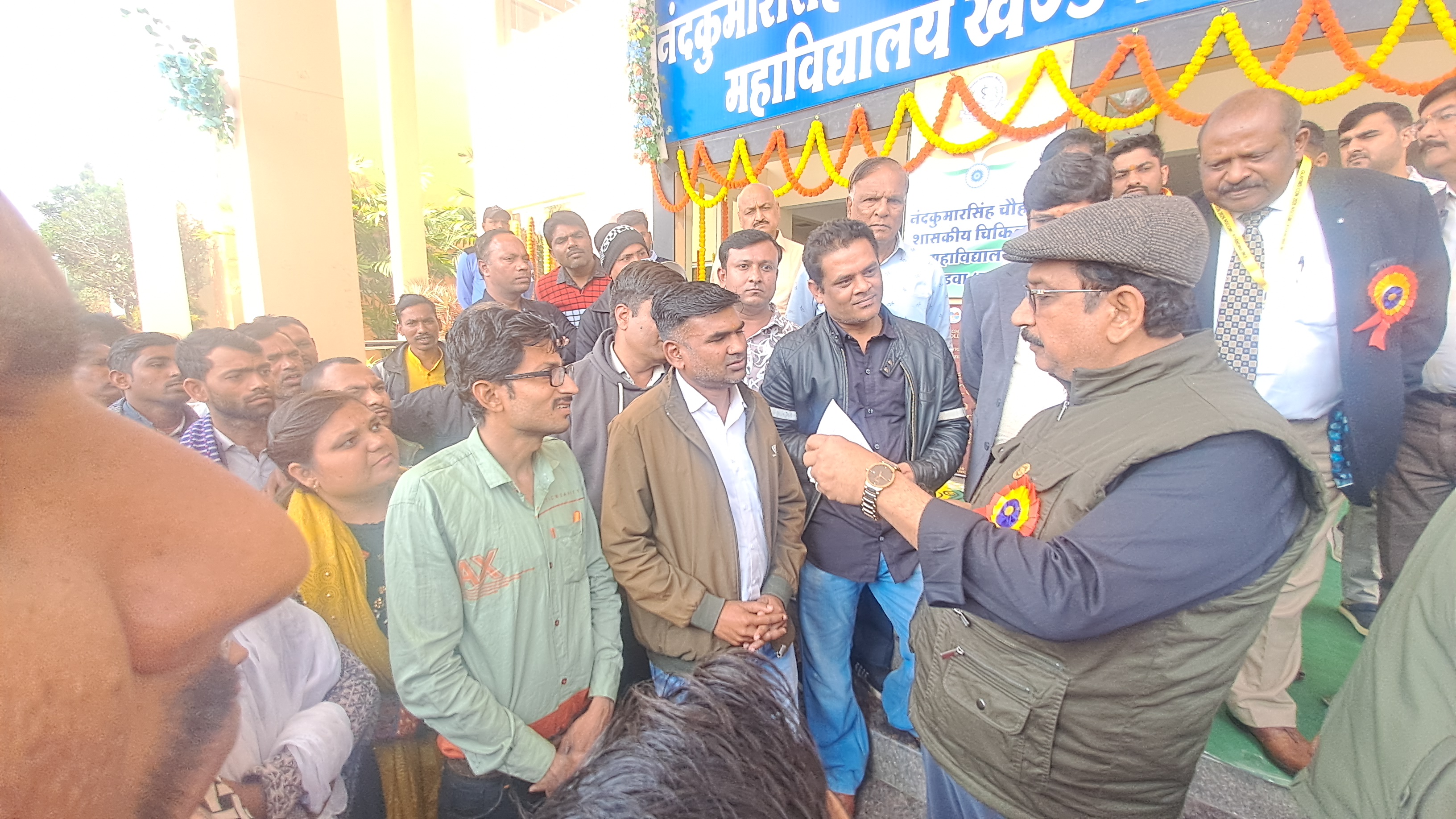 मध्य प्रदेश सरकार के मंत्री कुंवर विजय शाह ने किया मेडिकल कॉलेज का दौरा, आउटसोर्स कर्मचारियों की वेतन समस्या पर दिया आश्वासन